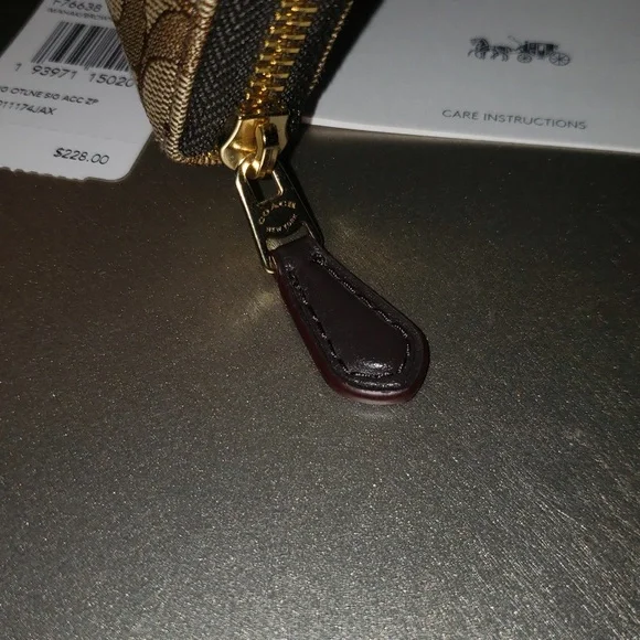 Coach Signature Longwallet NWT - Picture 4 of 8